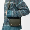Kleine Pebble-Messenger Bag aus geschmeidigem, genarbtem Kalbsleder Kleine Pebble-Messenger Bag aus geschmeidigem, genarbtem Kalbsleder