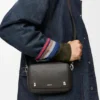 Kleine Pebble-Messenger Bag aus geschmeidigem, genarbtem Kalbsleder Kleine Pebble-Messenger Bag aus geschmeidigem, genarbtem Kalbsleder