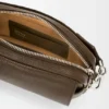 Kleine Pebble-Messenger Bag aus geschmeidigem, genarbtem Kalbsleder Kleine Pebble-Messenger Bag aus geschmeidigem, genarbtem Kalbsleder