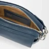 Kleine Pebble-Messenger Bag aus geschmeidigem, genarbtem Kalbsleder Kleine Pebble-Messenger Bag aus geschmeidigem, genarbtem Kalbsleder