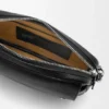 Kleine Pebble-Messenger Bag aus geschmeidigem, genarbtem Kalbsleder Kleine Pebble-Messenger Bag aus geschmeidigem, genarbtem Kalbsleder