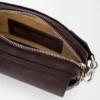 Kleine Pebble-Messenger Bag aus geschmeidigem, genarbtem Kalbsleder Kleine Pebble-Messenger Bag aus geschmeidigem, genarbtem Kalbsleder