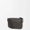 Kleine Pebble-Messenger Bag aus geschmeidigem, genarbtem Kalbsleder Kleine Pebble-Messenger Bag aus geschmeidigem, genarbtem Kalbsleder