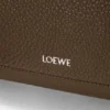 Kleine Pebble-Messenger Bag aus geschmeidigem, genarbtem Kalbsleder Kleine Pebble-Messenger Bag aus geschmeidigem, genarbtem Kalbsleder