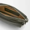 Kleine Pebble-Messenger Bag aus geschmeidigem, genarbtem Kalbsleder Kleine Pebble-Messenger Bag aus geschmeidigem, genarbtem Kalbsleder