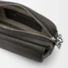 Kleine Pebble-Messenger Bag aus geschmeidigem, genarbtem Kalbsleder Kleine Pebble-Messenger Bag aus geschmeidigem, genarbtem Kalbsleder