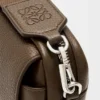 Kleine Pebble-Messenger Bag aus geschmeidigem, genarbtem Kalbsleder Kleine Pebble-Messenger Bag aus geschmeidigem, genarbtem Kalbsleder