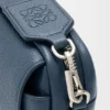 Kleine Pebble-Messenger Bag aus geschmeidigem, genarbtem Kalbsleder Kleine Pebble-Messenger Bag aus geschmeidigem, genarbtem Kalbsleder