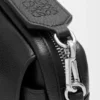 Kleine Pebble-Messenger Bag aus geschmeidigem, genarbtem Kalbsleder Kleine Pebble-Messenger Bag aus geschmeidigem, genarbtem Kalbsleder