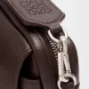 Kleine Pebble-Messenger Bag aus geschmeidigem, genarbtem Kalbsleder Kleine Pebble-Messenger Bag aus geschmeidigem, genarbtem Kalbsleder