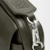 Kleine Pebble-Messenger Bag aus geschmeidigem, genarbtem Kalbsleder Kleine Pebble-Messenger Bag aus geschmeidigem, genarbtem Kalbsleder