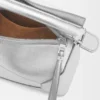Kleine „Puzzle Edge“-Tasche aus laminiertem Lammleder Kleine „Puzzle Edge“-Tasche aus laminiertem Lammleder