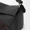 Kleine Puzzle-Tasche mit Fransen aus klassischem Kalbsleder Kleine Puzzle-Tasche mit Fransen aus klassischem Kalbsleder