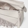 Kleine Puzzle-Tasche mit Fransen aus klassischem Kalbsleder Kleine Puzzle-Tasche mit Fransen aus klassischem Kalbsleder