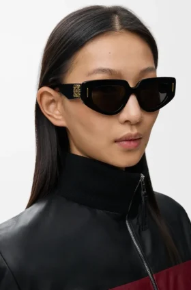 Kleine Sonnenbrille im Schmetterlings-Design