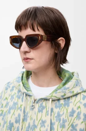 Kleine Sonnenbrille im Schmetterlings-Design