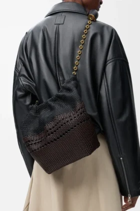 Kleine Squeeze-Tasche aus gewebtem Nappa-Kalbsleder