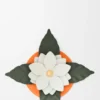 Kleiner Orchideen-Kerzendeckel aus klassischem Kalbsleder und Messing Kleiner Orchideen-Kerzendeckel aus klassischem Kalbsleder und Messing