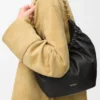 Kleiner Squeeze-Beutel aus weichem Nappa-Lammleder Kleiner Squeeze-Beutel aus weichem Nappa-Lammleder
