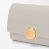 Kleines vertikales Portemonnaie „Pebble“ aus glänzendem Nappa-Kalbsleder Kleines vertikales Portemonnaie „Pebble“ aus glänzendem Nappa-Kalbsleder