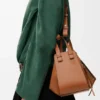 Kompakte „Hammock“-Tasche aus klassischem Kalbsleder Kompakte „Hammock“-Tasche aus klassischem Kalbsleder