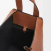 Kompakte „Hammock“-Tasche aus klassischem Kalbsleder Kompakte „Hammock“-Tasche aus klassischem Kalbsleder