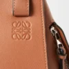 Kompakte „Hammock“-Tasche aus klassischem Kalbsleder Kompakte „Hammock“-Tasche aus klassischem Kalbsleder