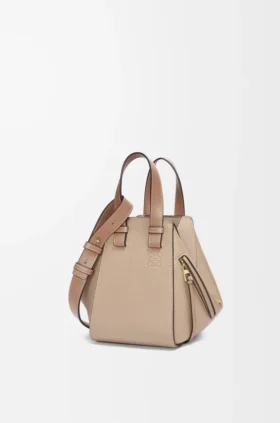 Kompakte „Hammock“-Tasche aus weichem, genarbtem Kalbsleder