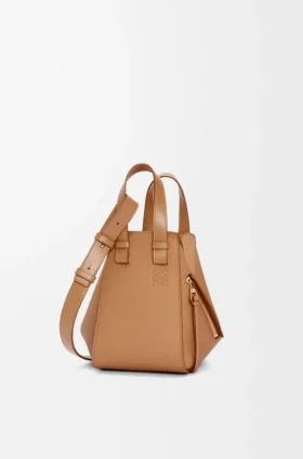 Kompakte „Hammock“-Tasche aus weichem, genarbtem Kalbsleder