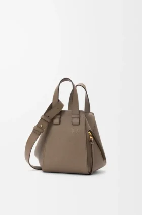 Kompakte „Hammock“-Tasche aus weichem, genarbtem Kalbsleder