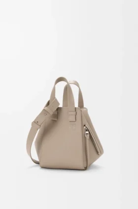 Kompakte „Hammock“-Tasche aus weichem, genarbtem Kalbsleder