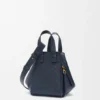 Kompakte „Hammock“-Tasche aus weichem, genarbtem Kalbsleder Kompakte „Hammock“-Tasche aus weichem, genarbtem Kalbsleder