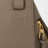 Kompakte „Hammock“-Tasche aus weichem, genarbtem Kalbsleder Kompakte „Hammock“-Tasche aus weichem, genarbtem Kalbsleder