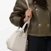 Kompakte „Hammock“-Tasche aus weichem, genarbtem Kalbsleder Kompakte „Hammock“-Tasche aus weichem, genarbtem Kalbsleder