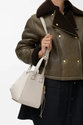 Kompakte „Hammock“-Tasche aus weichem, genarbtem Kalbsleder