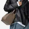 Kompakte „Hammock“-Tasche aus weichem, genarbtem Kalbsleder Kompakte „Hammock“-Tasche aus weichem, genarbtem Kalbsleder