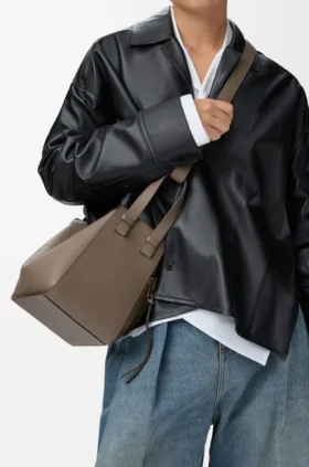 Kompakte „Hammock“-Tasche aus weichem, genarbtem Kalbsleder