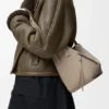 Kompakte „Hammock“-Tasche aus weichem, genarbtem Kalbsleder Kompakte „Hammock“-Tasche aus weichem, genarbtem Kalbsleder