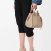 Kompakte „Hammock“-Tasche aus weichem, genarbtem Kalbsleder Kompakte „Hammock“-Tasche aus weichem, genarbtem Kalbsleder