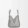 Kompakte „Hammock“-Tasche aus weichem, genarbtem Kalbsleder Kompakte „Hammock“-Tasche aus weichem, genarbtem Kalbsleder