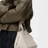 Kompakte „Hammock“-Tasche aus weichem, genarbtem Kalbsleder Kompakte „Hammock“-Tasche aus weichem, genarbtem Kalbsleder