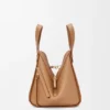 Kompakte „Hammock“-Tasche aus weichem, genarbtem Kalbsleder Kompakte „Hammock“-Tasche aus weichem, genarbtem Kalbsleder