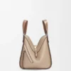 Kompakte „Hammock“-Tasche aus weichem, genarbtem Kalbsleder Kompakte „Hammock“-Tasche aus weichem, genarbtem Kalbsleder