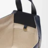 Kompakte „Hammock“-Tasche aus weichem, genarbtem Kalbsleder Kompakte „Hammock“-Tasche aus weichem, genarbtem Kalbsleder