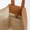 Kompakte „Hammock“-Tasche aus weichem, genarbtem Kalbsleder Kompakte „Hammock“-Tasche aus weichem, genarbtem Kalbsleder