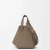 Kompakte „Hammock“-Tasche aus weichem, genarbtem Kalbsleder Kompakte „Hammock“-Tasche aus weichem, genarbtem Kalbsleder