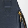 Kompakte „Hammock“-Tasche aus weichem, genarbtem Kalbsleder Kompakte „Hammock“-Tasche aus weichem, genarbtem Kalbsleder
