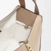 Kompakte „Hammock“-Tasche aus weichem, genarbtem Kalbsleder Kompakte „Hammock“-Tasche aus weichem, genarbtem Kalbsleder