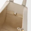Kompakte „Hammock“-Tasche aus weichem, genarbtem Kalbsleder Kompakte „Hammock“-Tasche aus weichem, genarbtem Kalbsleder