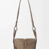 Kompakte „Hammock“-Tasche aus weichem, genarbtem Kalbsleder Kompakte „Hammock“-Tasche aus weichem, genarbtem Kalbsleder
